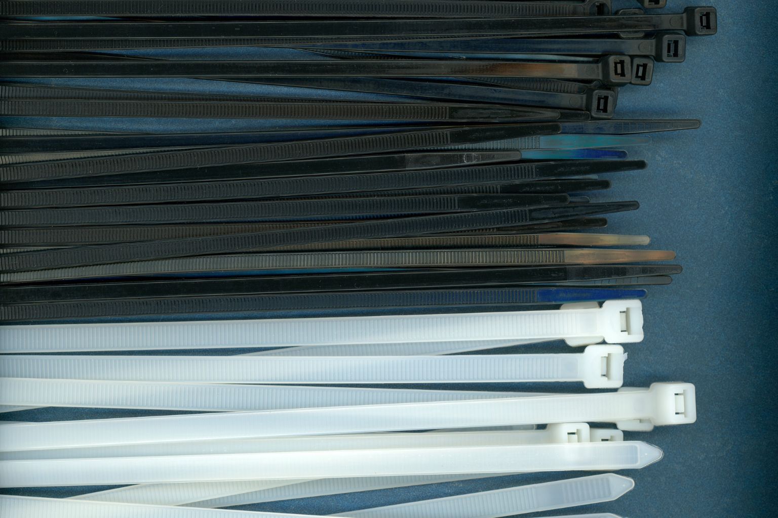 Kabelstrips: Den oversete løsning til sikker fastgørelse i hverdagen og ekstreme vejrsituationer.