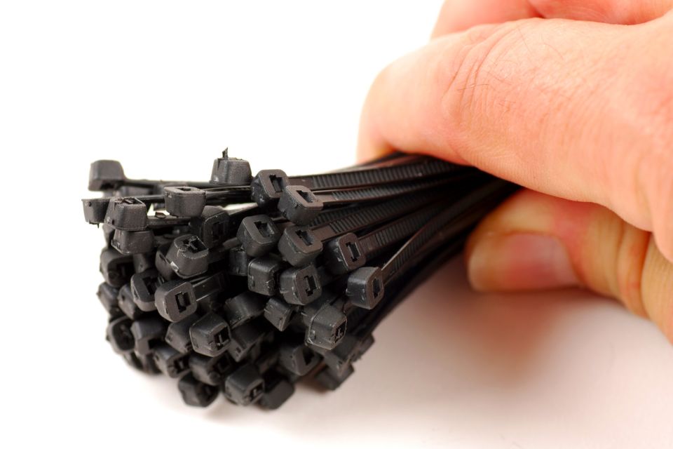 Kabelstrips som uundværligt hjælpemiddel: smart fastgørelse til sikring, reparation og højvandesbeskyttelse