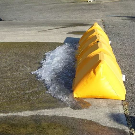 Oversvømmelsesbarriere (Trekant) H:30cm, Længde: 3-5m